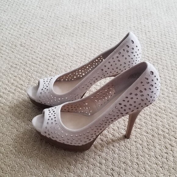 **EUC** Enzo Angiolini Nude Suede Laser Cut Pumps Size 7 ½ - Picture 2 of 5